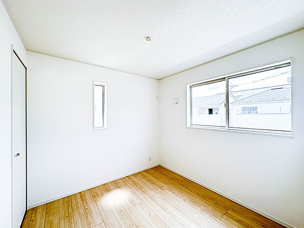 【寝室】シンプルな内装はおしゃれのポイントです。シンプルは華美より飽きがこないからです。色や模様でおしゃれ感をだす。それがシンプルイズビューティーです。