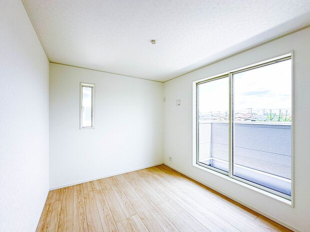 【子供部屋6帖】お子様のお部屋にぴったりなクロークを備えたフローリング仕様の洋室です。