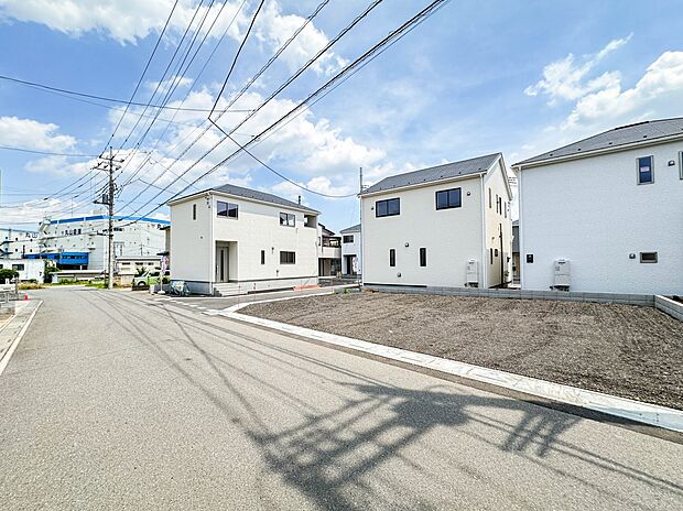 【前面道路】陽当りや通風性など各所に施された工夫で住みやすさを実現。部屋の大きさや周辺環境・街並など、資料には掲載していない情報が現地にはたくさんございます。是非ご確認下さい。