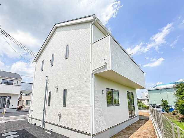 【外観】家は一生のお買物。自分ならではの家族ならではの、家にしたい。書斎を設ける。子どものプレイングルームを設ける。趣味のオーディオルームを設置する。夢を追うオンリーワンの家です。