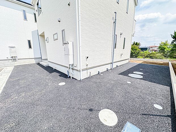 【駐車場】カースペース2台可。車が1台なら、来客用の駐車場や、駐輪スペースとしてご活用ください。