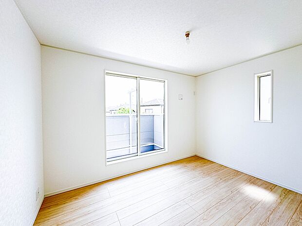 【Room-洋室】 シンプルにデザインされた室内。家具やレイアウトでお好みの空間に。