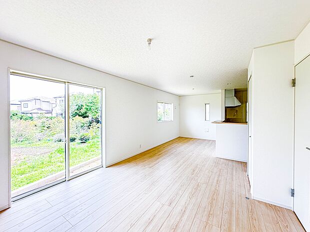 【リビングダイニング】シンプルなデザインの家は風情がある。住む人のこだわりを感じる。外観も内装もいたってシンプル。居心地がよく、家事や趣味、子育てなどにも集中できる。家も人間も熟成するほどシ…