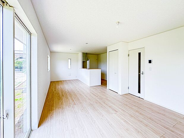 【リビングダイニング】シンプルなデザインの家は風情がある。住む人のこだわりを感じる。外観も内装もいたってシンプル。居心地がよく、家事や趣味、子育てなどにも集中できる。家も人間も熟成するほどシ…
