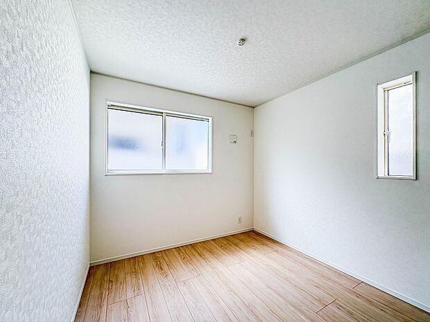 7号棟【Room-洋室-】 快適に過ごす条件は、一人ひとり違います。だからこそ飾り過ぎないシンプルな内装と偏り過ぎないデザインで統一しました。暮らしの中でオーナー様だけの【マイホーム】に創…