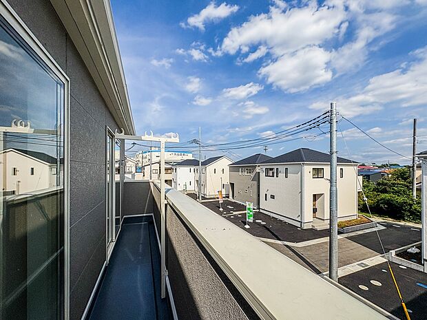 7号棟【バルコニー】 バルコニーから差し込む陽光・通風は、住環境・快適性と共に有り続ける貴重な「財産」です。