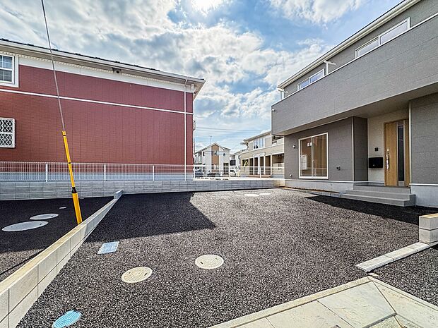 7号棟【駐車場】ゆったりとした駐車スペースを確保。大きめのお車でもOK。