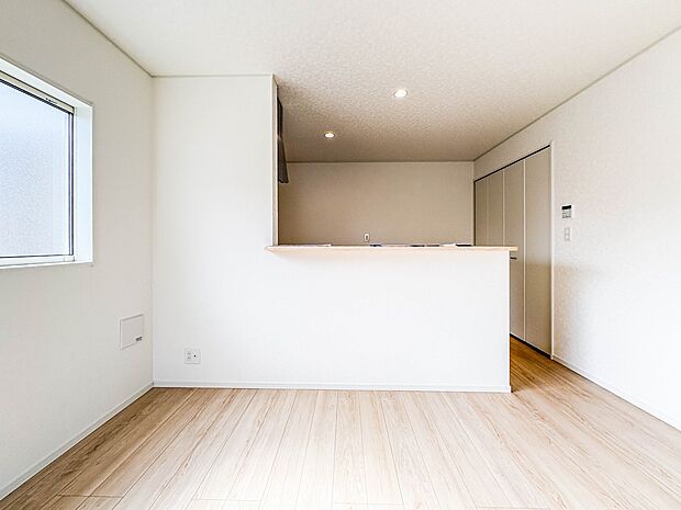 7号棟【ダイニング】ダイニングテーブルを置いても十分な広さが確保されています。