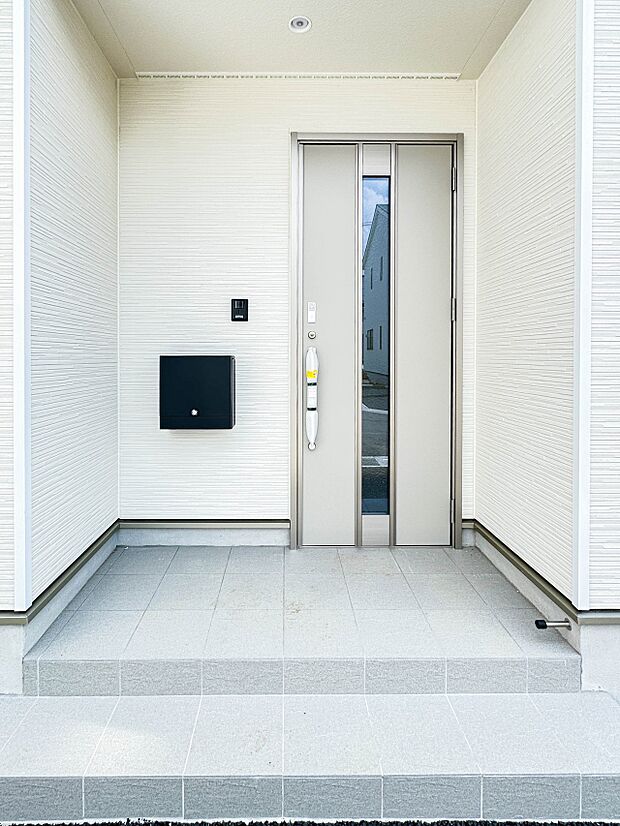 【玄関】玄関へ向かうまでのアプローチに漂う上質が期待感をもたせます。玄関は建物の顔。落着きを醸し出した自己主張が心に訴えてきます。