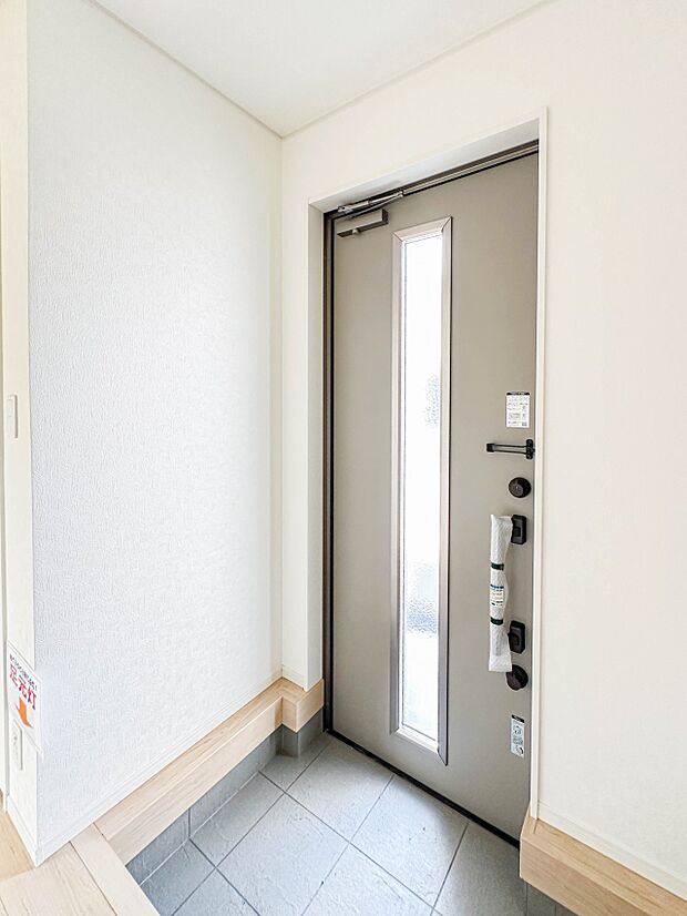 【玄関】玄関はおうちの顔と言われます。玄関アプローチは、外観デザインの印象を左右します。ご家族の個性を出しながら、素敵な玄関でお客様をお迎えしてください。