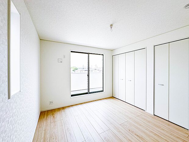 【寝室】シンプルな内装はおしゃれのポイントです。シンプルは華美より飽きがこないからです。色や模様でおしゃれ感をだす。それがシンプルイズビューティーです。