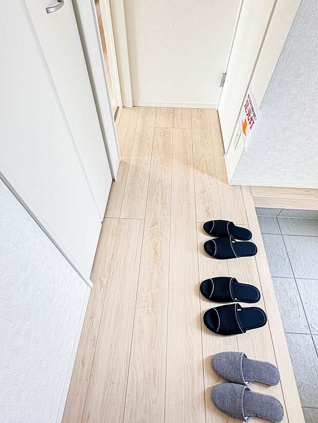 【1階廊下】玄関から、洋室や階段に続いています。
