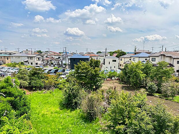 【眺望】 少し優雅に、眺望の良い部屋で新生活をしてみませんか?眺望や窓からの景色が良いと、家で過ごす時間も快適です。