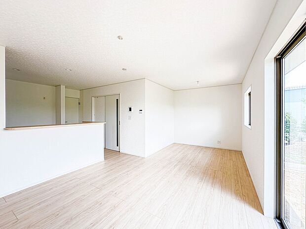 【リビング】インテリアショップで見掛けた「あの家具」も置ける、ゆったりとした空間。時に広さが上質な寛ぎの時間になる事も。