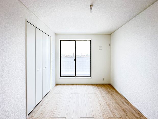 【寝室】充実した生活は伸びやかな居室空間から始まります。快適に・伸びやかに。心の潤いを求める方々へ。