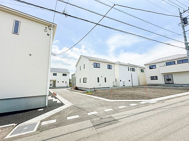 【前面道路】家の前をまっすぐの通りが走っている。クルマは少なく、人々は毎朝、ウォーキング、ジョギング、犬の散歩など、フリーな朝時間を過ごしている。