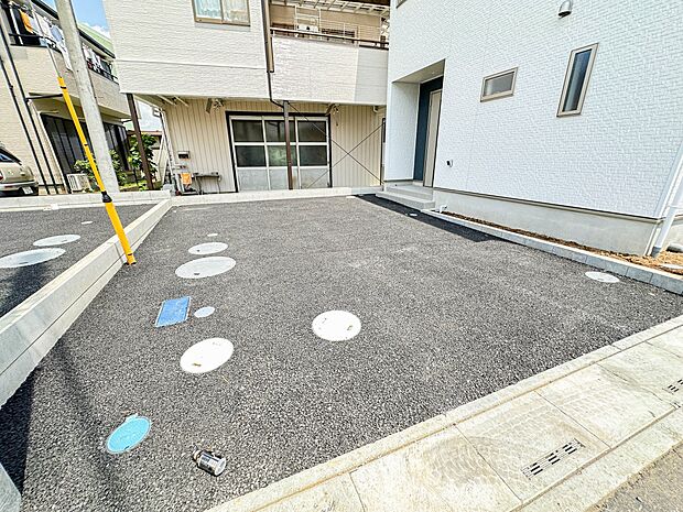 【駐車場】カースペース2台可/駐輪スペース。広々カースペースです。自転車、バイクなども置き場に困りません。