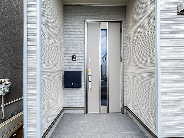 【玄関】玄関はおうちの顔と言われます。玄関アプローチは、外観デザインの印象を左右します。