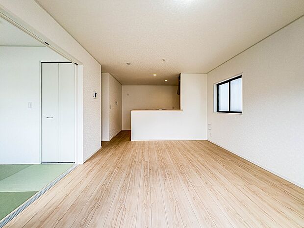 【リビング】 整然とした空間演出、快適な理想の暮らしの実現は家のみの拘りではなく、そこで暮らす方々にとって素敵な環境であることも挙げられると思います。四季折々の変化が奏でる鼓動を楽しんで下…