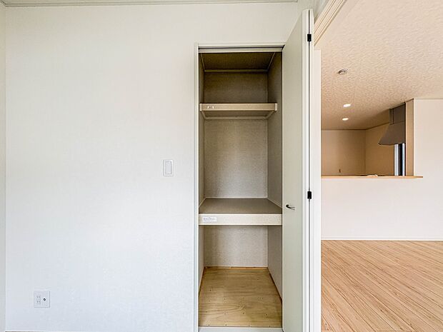 【収納】各部屋を最大限に広く使って頂ける様、全居住スペースに収納付。プライベートルームはゆったりと快適に。