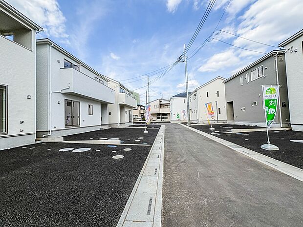 【前面道路】車の通行が少ないので、静かな住環境を維持することができます。