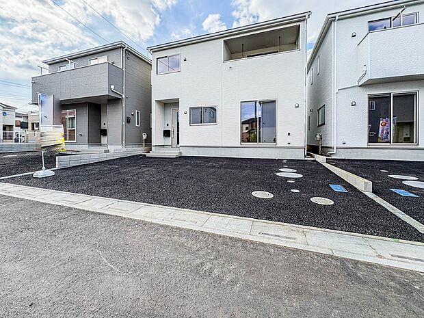 【駐車場】カースペース2台可。車が1台なら、来客用の駐車場や、駐輪スペースとしてご活用ください。