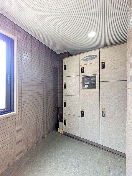 【宅配ボックス】好きな時間にいつでも荷物を受取れるため、到着時間を気にして自宅で待機したり、再配達の連絡をする手間がかかりません。共働きなど不在が多い方、ネット通販の利用が多い方に大変便利。…