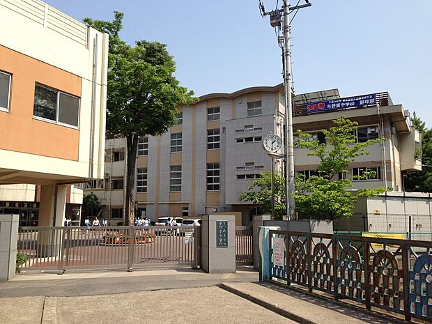中学校 1078m 与野東中学校(「さいたま市立与野東中学校」は旧与野市最古の中学校。古くからあるため地域との交流が盛んで、近くで行われる夏祭りへ参加したり、「与野公園」の清掃活動ボランティ…
