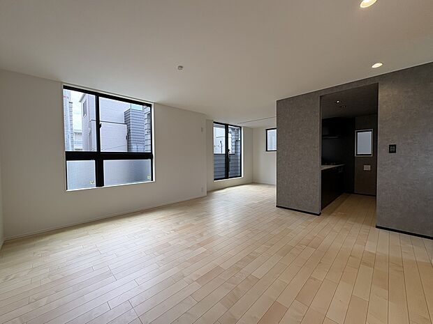 シンプルなデザインの家は風情がある。住む人のこだわりを感じる。外観も内装もいたってシンプル。居心地がよく、家事や趣味、子育てなどにも集中できる。※生成AIによるイメージです。家具・小物は販売…