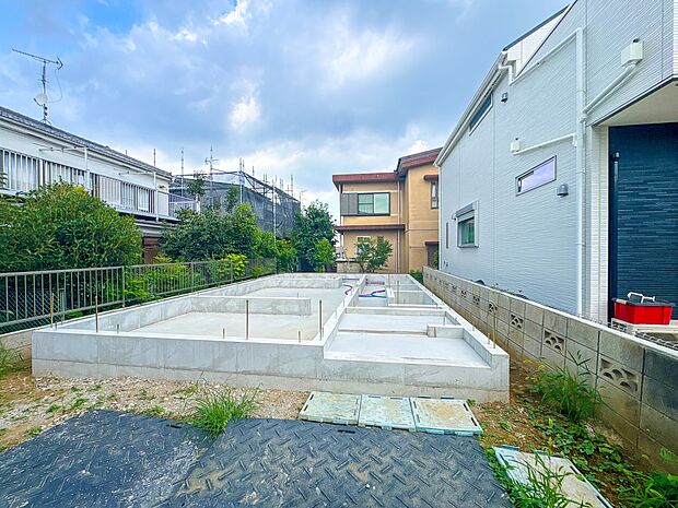 【外観】堂々たる趣ながら、主張し過ぎずどこか余裕を感じさせるシャープなフォルムで佇む邸宅は、晴天の空と照らし合わせる事で、本来あるべき完成形の姿を見せてくれます。
