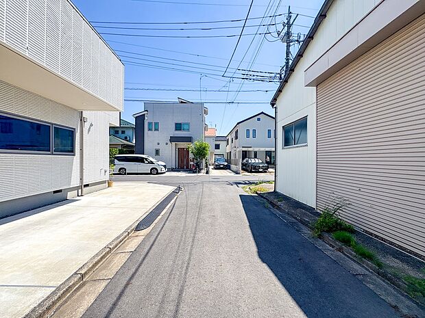 【前面道路、私道4m】車の通行が少ないので、静かな住環境を維持することができます。