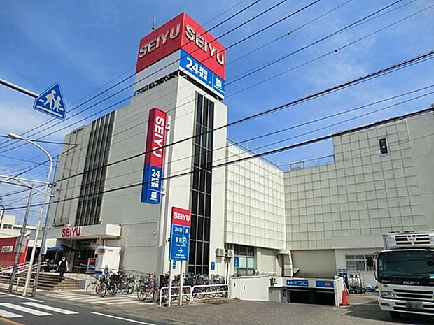 スーパー 530m 西友鳩ヶ谷店(鳩ヶ谷駅から徒歩約10分、川口市坂下町2丁目に位置する「西友」の鳩ヶ谷店。駐車場は40台に対応します。食料品フロアは8時から23時まで営業しています。)