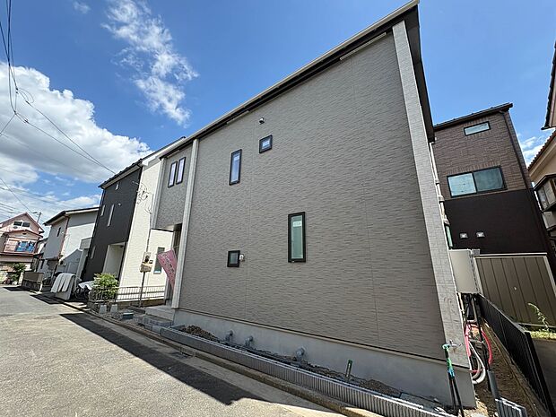【前面道路4.2m】家の前をまっすぐの通りが走っている。クルマは少なく、人々は毎朝、ウォーキング、ジョギング、犬の散歩など、フリーな朝時間を過ごしている。