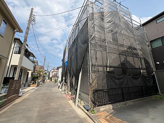 【外観】堂々たる趣ながら、主張し過ぎずどこか余裕を感じさせるシャープなフォルムで佇む邸宅は、晴天の空と照らし合わせる事で、本来あるべき完成形の姿を見せてくれます。