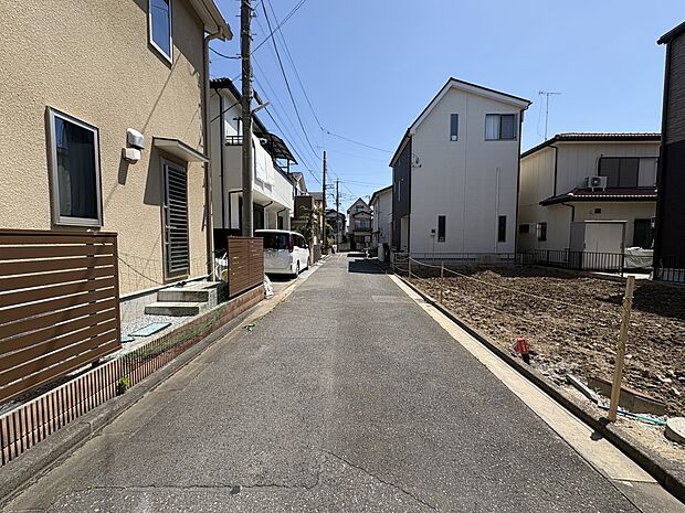 【前面道路4.2ｍ】家の前をまっすぐの通りが走っている。クルマは少なく、人々は毎朝、ウォーキング、ジョギング、犬の散歩など、フリーな朝時間を過ごしている。