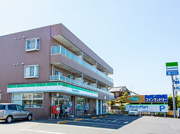 コンビニ 300m ファミリーマート(ファミリーマートの強さは、少量のお惣菜を売るファミデリカとドラッグストアと組んだコラボ。サラダを中心にしたヘルシー食材が充実のコンビニです。)