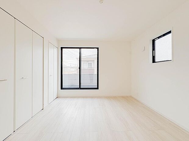 お部屋が明るいだけで、ちょっと幸せになれる。陽ざしの心理効果のおかげです。お部屋に陽をたっぷりとりこみましょう。明るいお部屋にいると、顔もなぜか明るくなる。