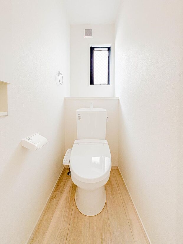 トイレはほどよい空間。居心地のよいスペースといえます。落ち着き、ホッとでき、我にかえる場所。トイレは自分をみつめる場所でもあるのです。