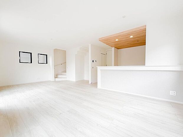 【リビングダイニング】シンプルなデザインの家は風情がある。住む人のこだわりを感じる。外観も内装もいたってシンプル。居心地がよく、家事や趣味、子育てなどにも集中できる。家も人間も熟成するほどシ…