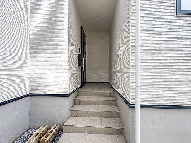 【玄関】家の顔となる玄関は、高いデザイン性が求められます。高級感と断熱性、防犯性に優れた玄関ドアを標準装備。ピッキング対策のセキュリティサムターン等、防犯に考慮しました。