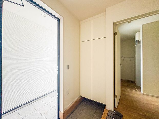 1号棟【玄関】上質感漂うアプローチ。居住者の帰り、訪れる方を優しく迎える。