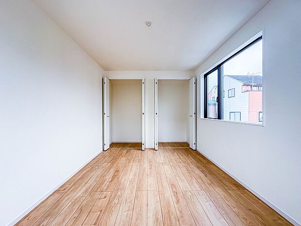 1号棟【洋室】お子様のお部屋にぴったりなクロークを備えたフローリング仕様の洋室です。