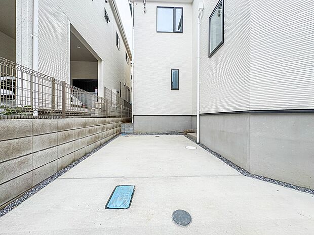 【駐車場】毎日の生活にマイカーが必須という方は、購入を検討する際、駐車場があることは大事な条件です。毎日の通勤や家族の送迎、買い物やお出かけなどクルマのある暮らしを満喫したい方は要チェック。…