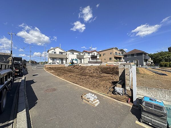 【前面道路】こちらの物件が少しでも気になるようでしたら、お気軽にお問合せください。人生でいちばん大きなお買い物ですので、ゆっくりご見学ください。ネット上の画像と実際の見学では、リアル感がまる…