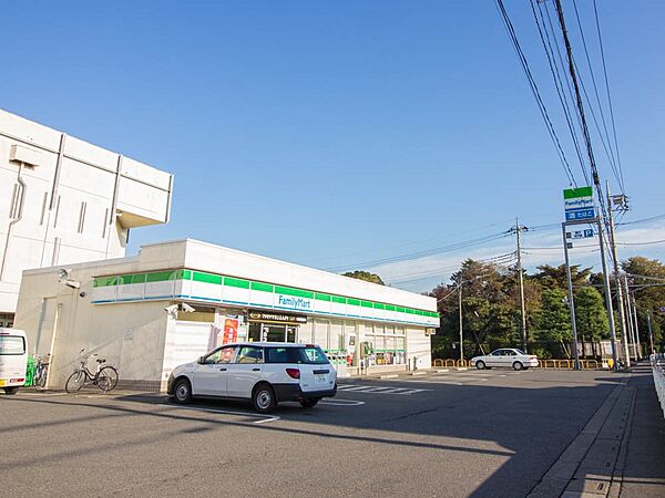 コンビニ 400m ファミリーマート(ファミリーマートの強さは、少量のお惣菜を売るファミデリカとドラッグストアと組んだコラボ。サラダを中心にしたヘルシー食材が充実のコンビニです。)
