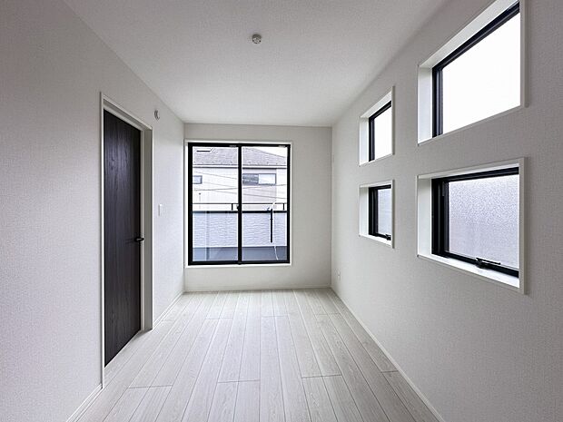 【子供部屋】お子様のお部屋にぴったりなクロークを備えたフローリング仕様の洋室です。