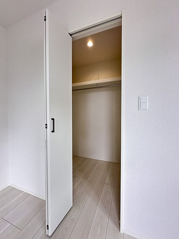 【WIC(ウォークインクローゼット)】 たくさんの洋服をかけてもシワになりにくいウォークインクローゼット。洋服以外にも、普段使わない家電やスーツケース、ストック品など何でも片付く嬉しい空間…