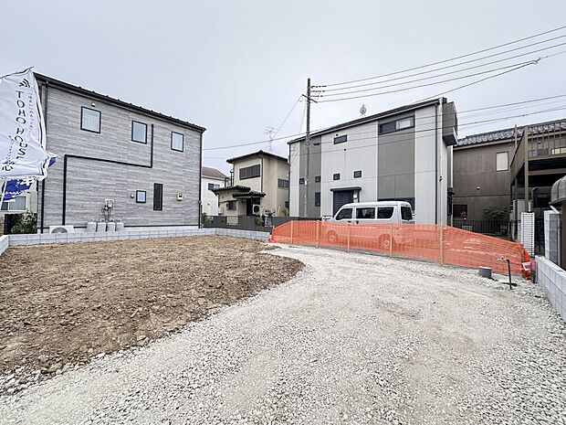 【前面道路】車の通行が少ないので、静かな住環境を維持することができます。