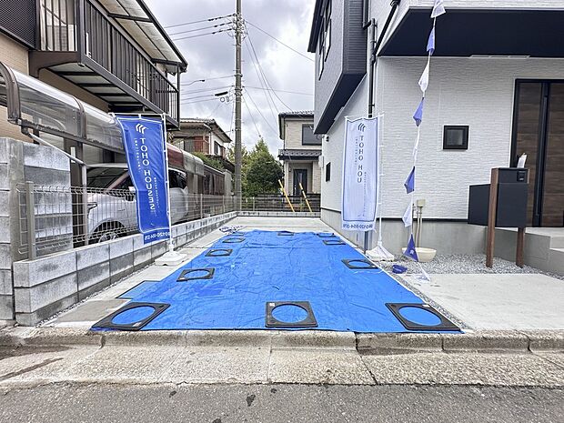 【駐車場】家族の温かさと陽光の暖かさ、楽しい毎日と明るい未来を予感させる「空間が織り成すひとつ先の住み心地」を演出します。