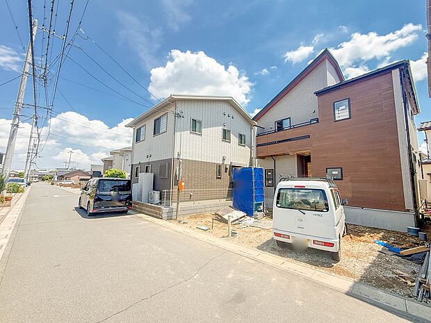 【前面道路】家の前をまっすぐの通りが走っている。クルマは少なく、人々は毎朝、ウォーキング、ジョギング、犬の散歩など、フリーな朝時間を過ごしている。